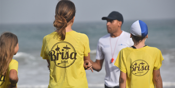 Cristian Valencia, presidente de ASOCAN, explicando a un grupo de socorristas junior