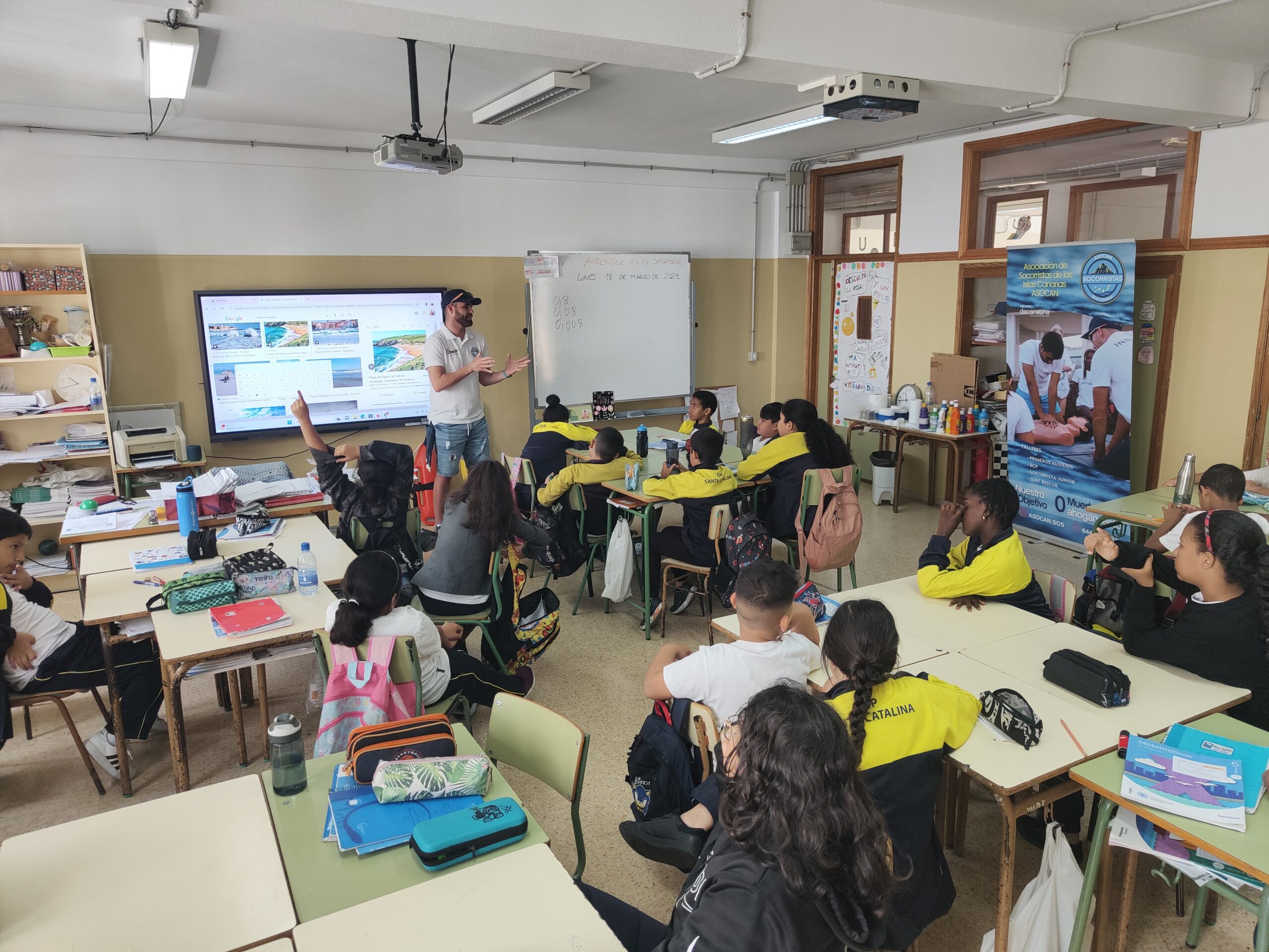 aula con alumnos aprendiendo sobre primeros Auxilios