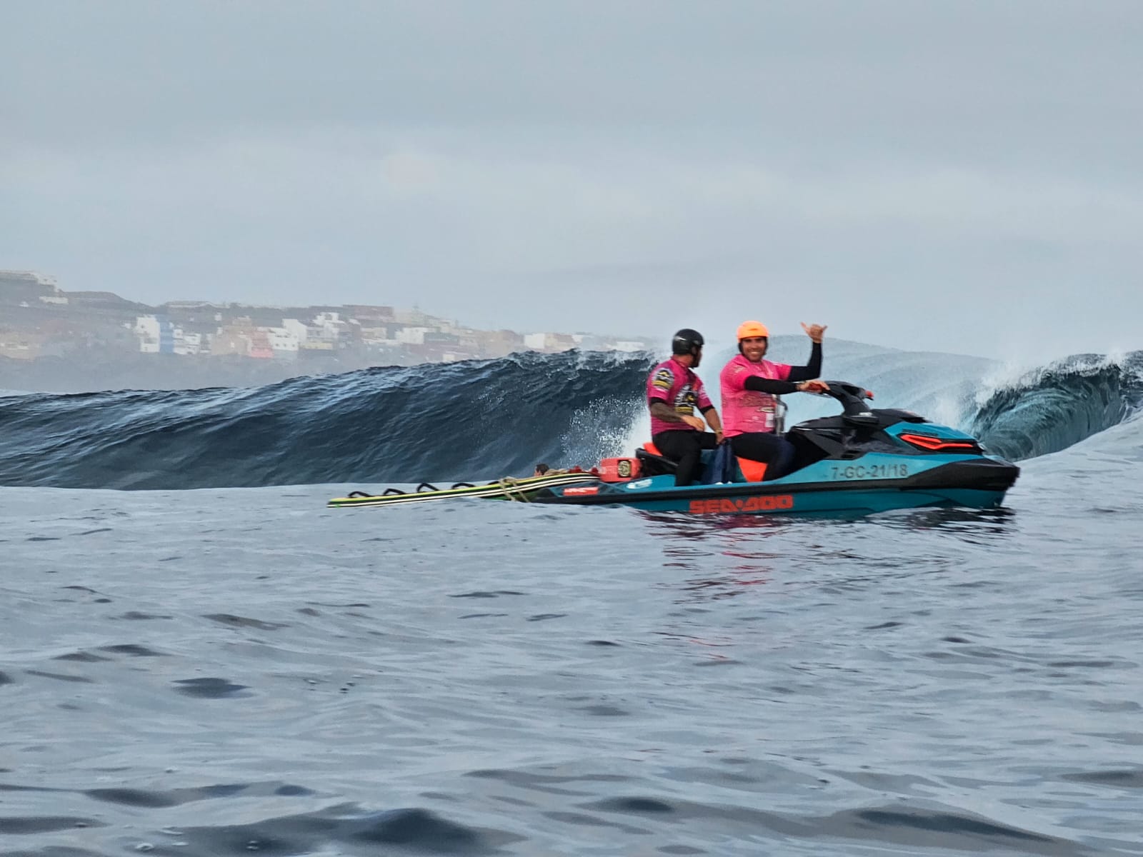 ola y moto de agua durante el campeonato de surf adaptado.